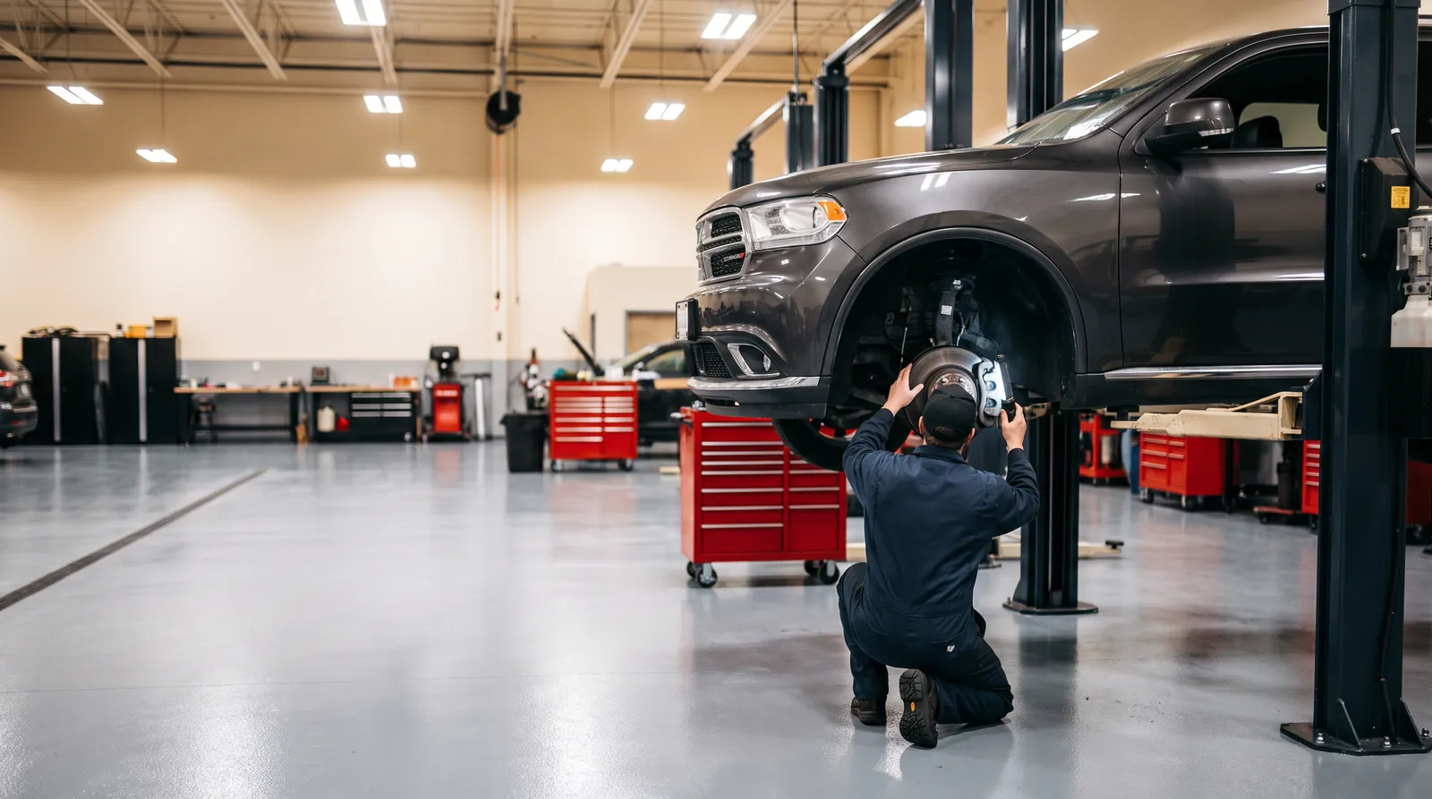 Dodge Durango на подъёмнике: проверка тормозов и подвески