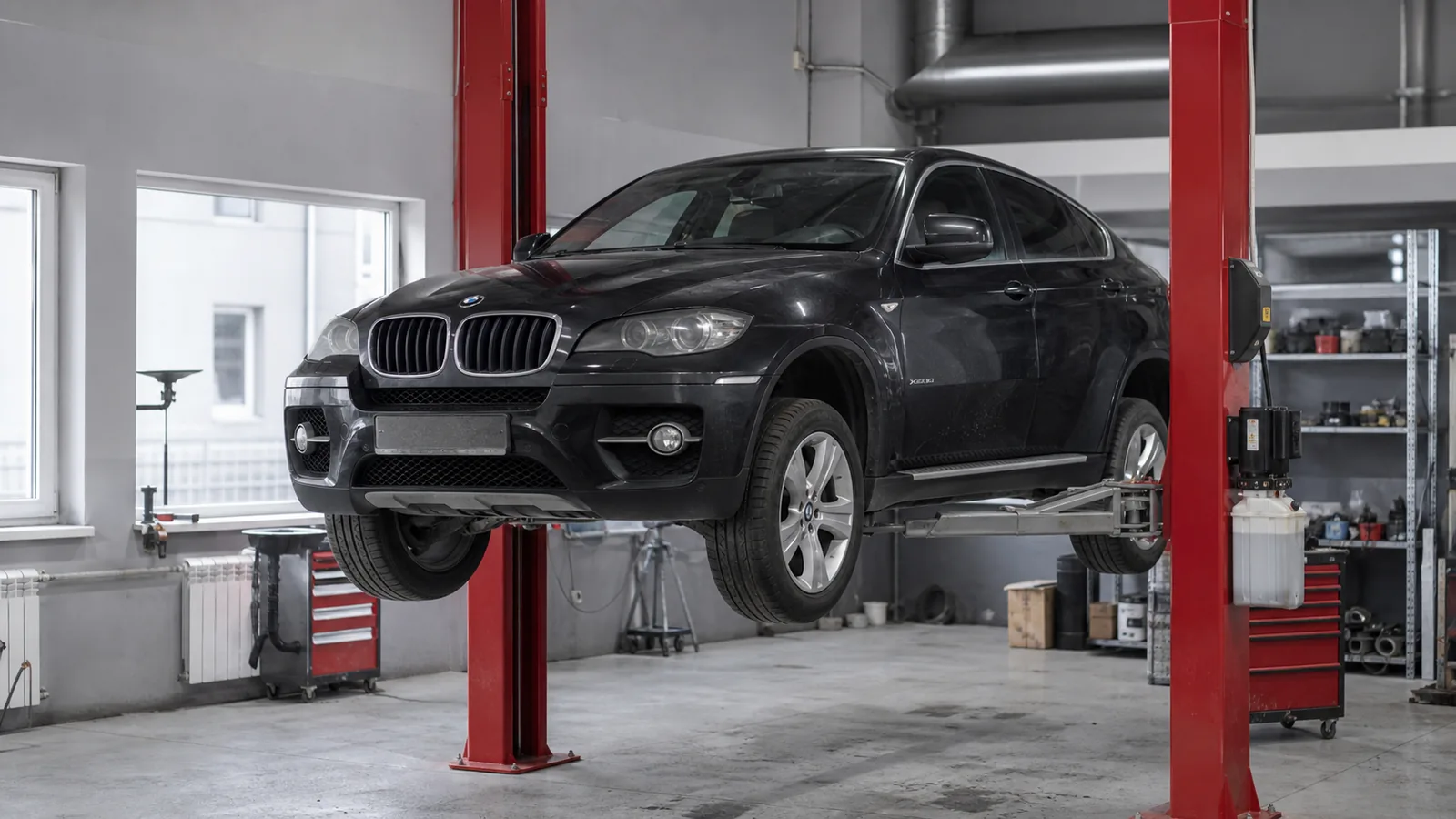 BMW X6 на подъёмнике при диагностике ходовой и полного привода — иллюстрация