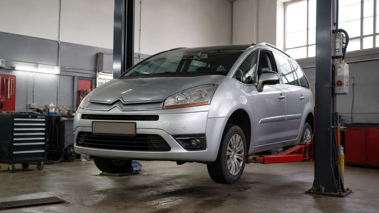 Citroën C4 Picasso на подъёмнике при проверке подвески — иллюстрация