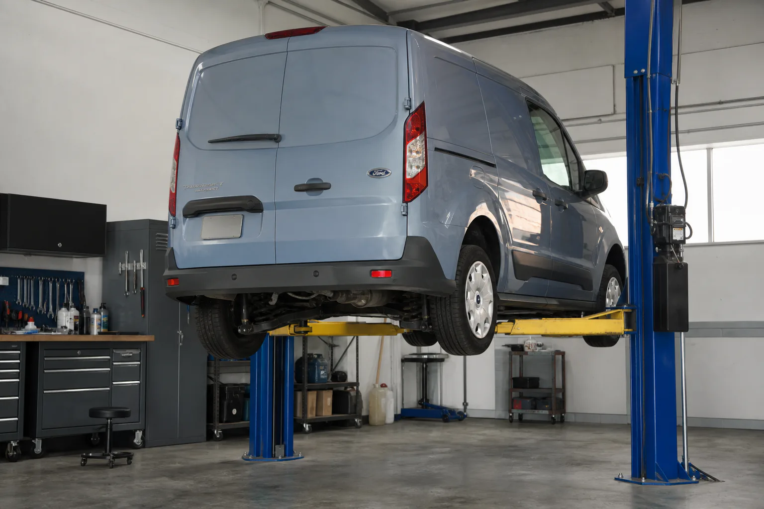 Ford Transit Connect на подъёмнике при осмотре подвески — иллюстрация
