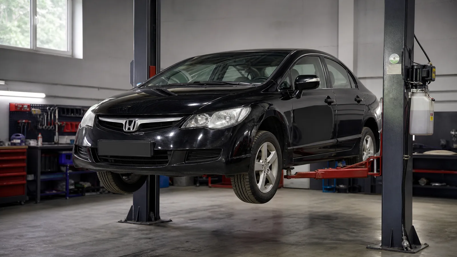 Honda Civic на подъёмнике при диагностике подвески — иллюстрация