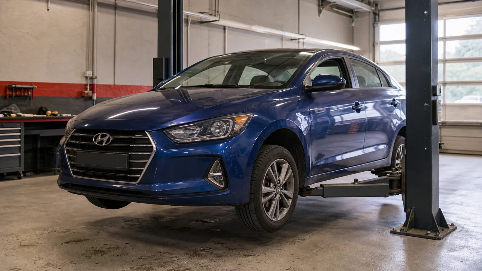 Hyundai Elantra на подъёмнике во время диагностики подвески — иллюстрация