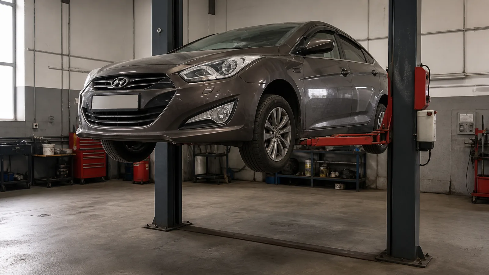Hyundai i40 на подъёмнике при осмотре подвески — иллюстрация
