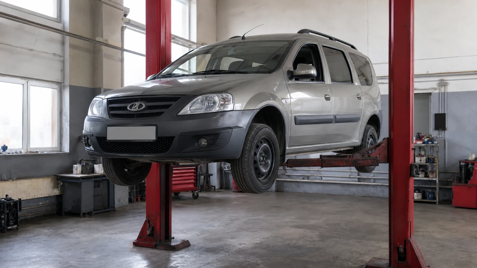 Lada Largus на подъёмнике при проверке подвески и тормозов — иллюстрация