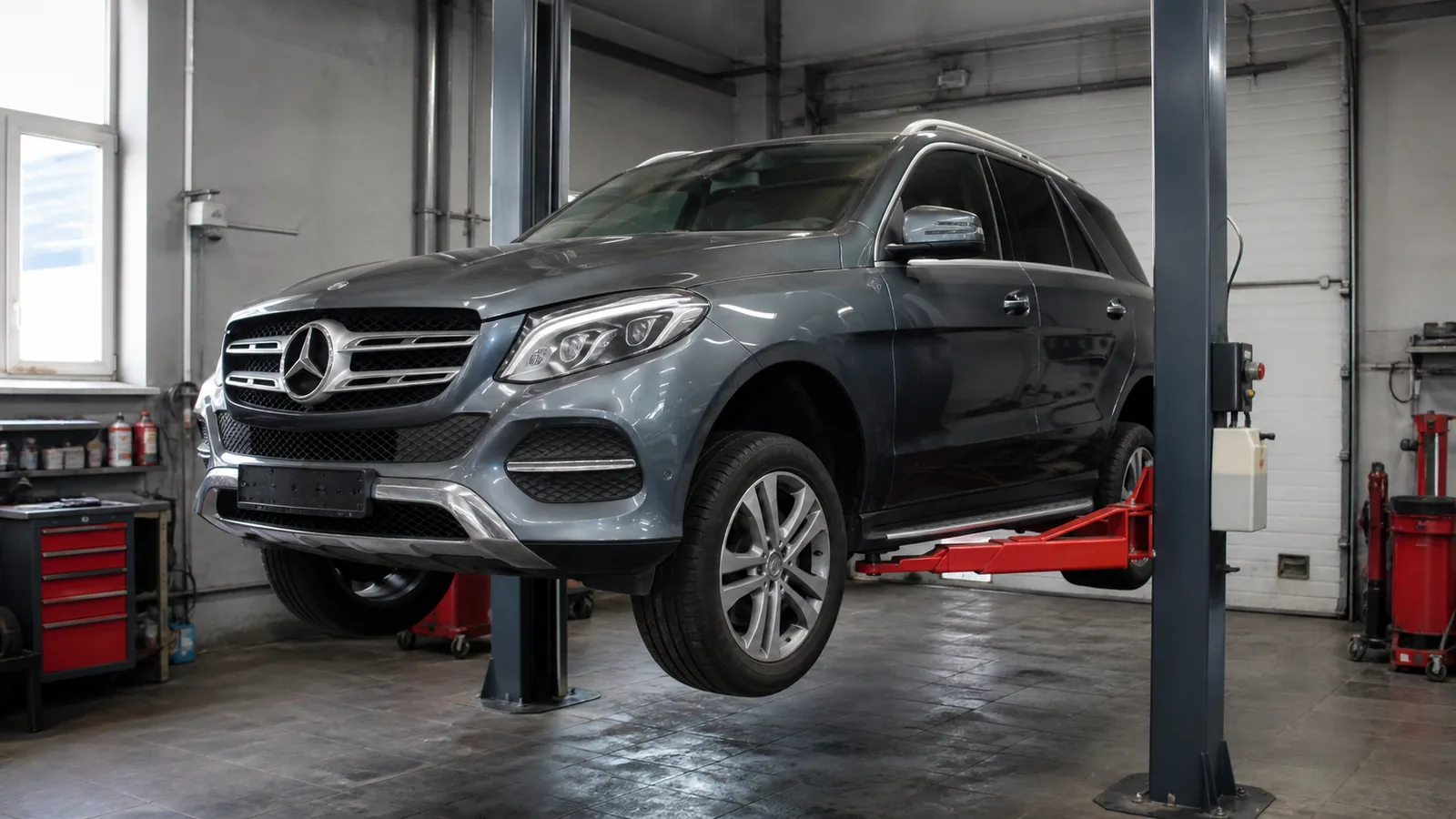 Mercedes-Benz GLE на подъёмнике при диагностике полного привода — иллюстрация