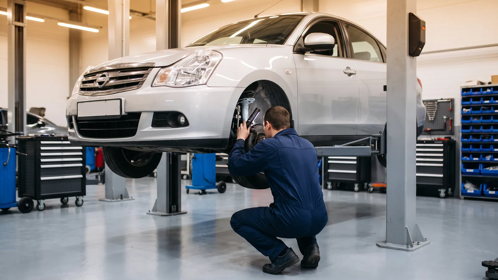 Nissan Almera в автосервисе — иллюстрация