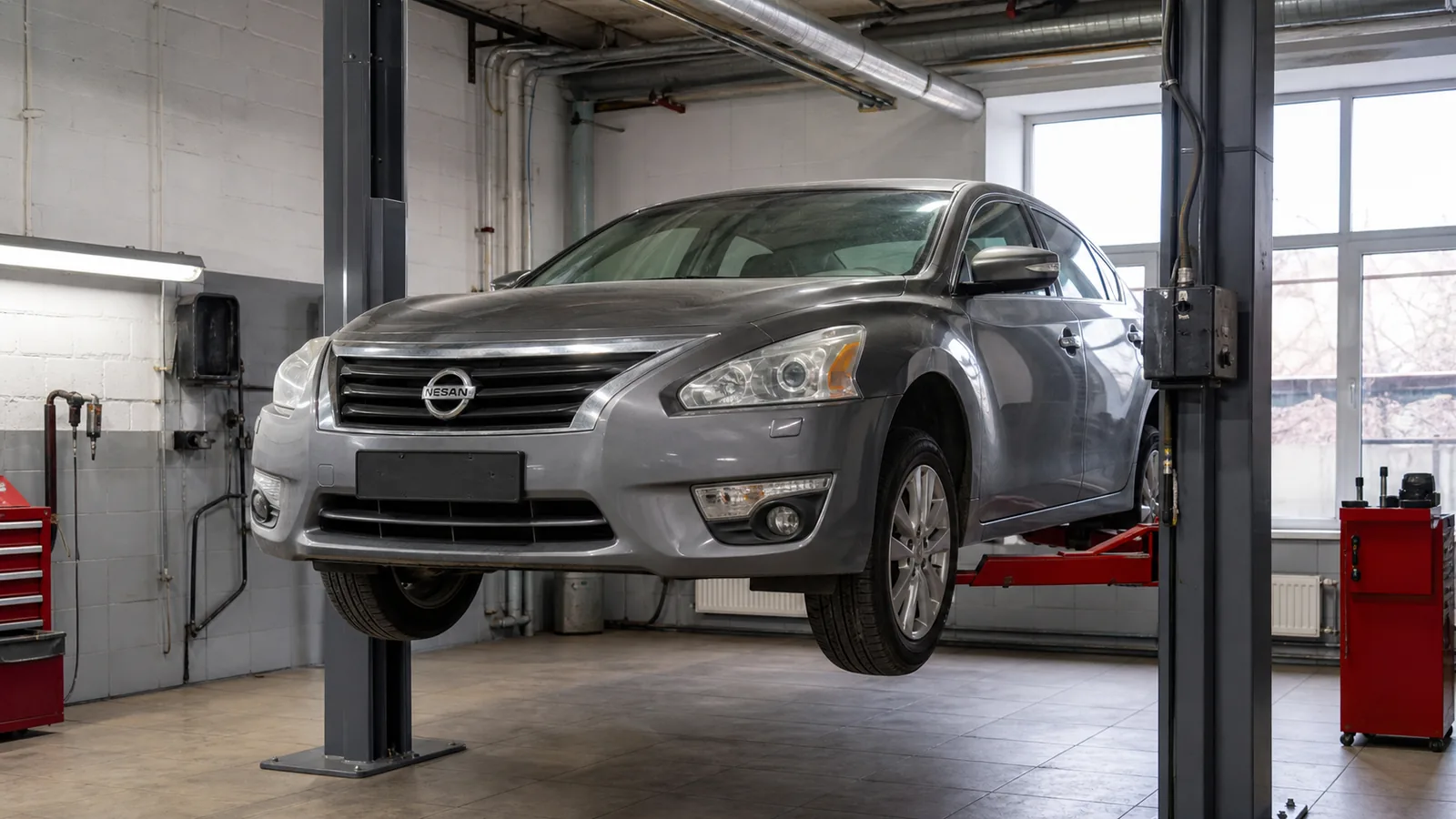 Nissan Teana на подъёмнике при диагностике вариатора и ходовой — иллюстрация