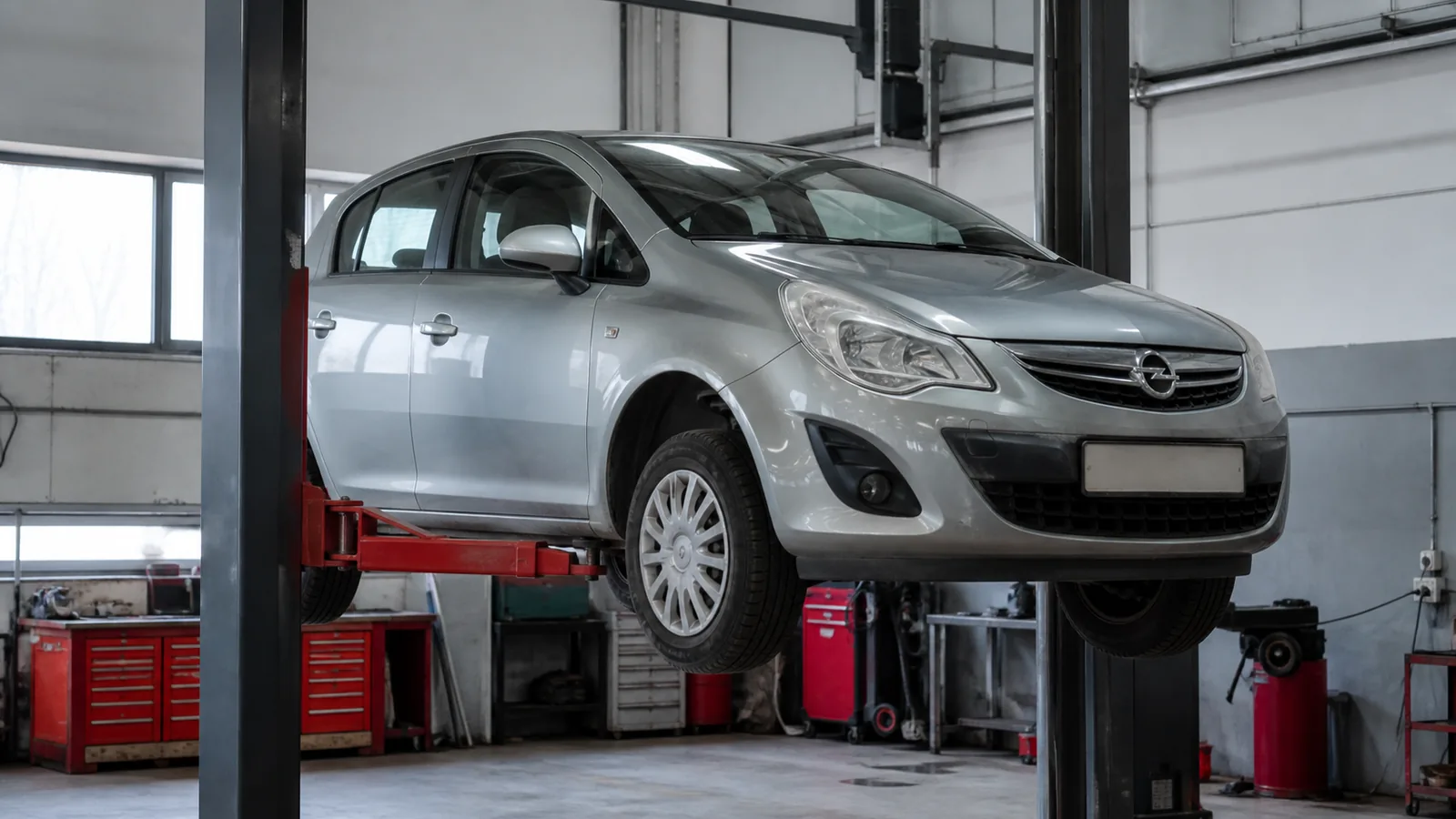 Opel Corsa на подъёмнике при диагностике ходовой части — иллюстрация