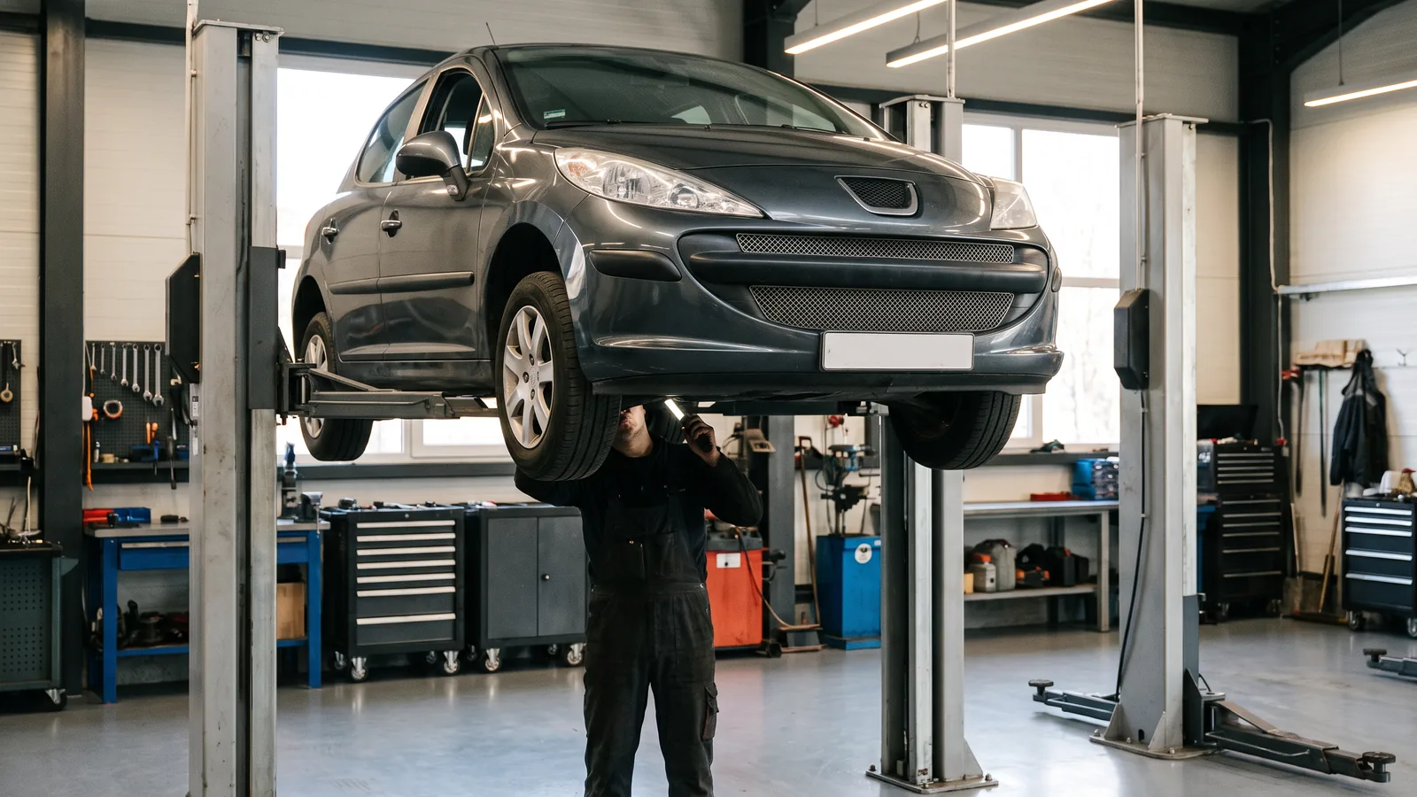 Peugeot 207 в автосервисе — иллюстрация