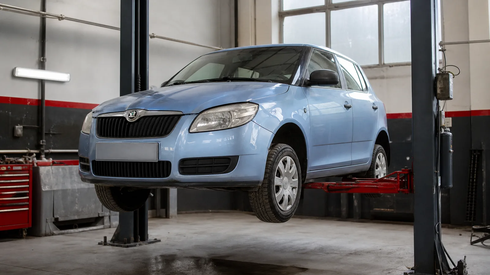 Skoda Fabia на подъёмнике при осмотре ходовой части — иллюстрация