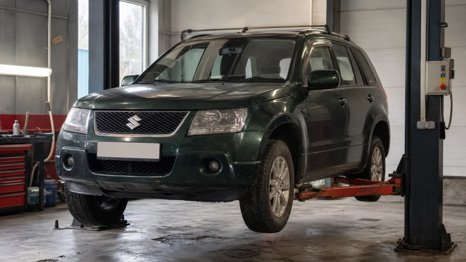 Suzuki Grand Vitara на подъёмнике при проверке подвески и привода — иллюстрация
