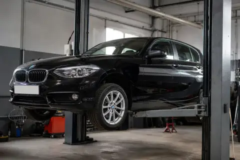 BMW 1 Series в автосервисе — иллюстрация