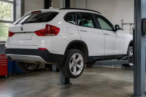 BMW X1 в автосервисе — иллюстрация