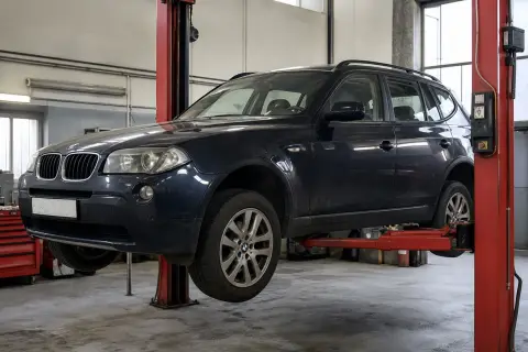 BMW X3 в автосервисе — иллюстрация
