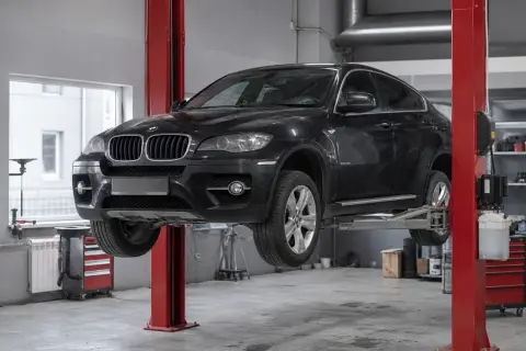 BMW X6 в автосервисе — иллюстрация