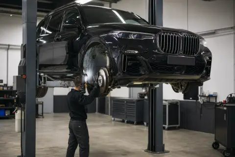 BMW X7 в автосервисе — иллюстрация