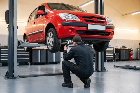Hyundai Getz в автосервисе — иллюстрация