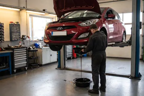 Hyundai i30 в автосервисе — иллюстрация