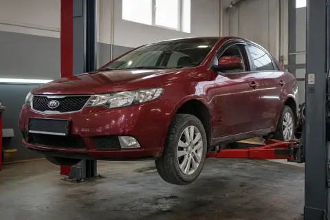 Kia Cerato в автосервисе — иллюстрация