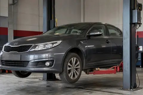Kia Optima в автосервисе — иллюстрация