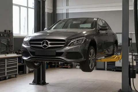 Mercedes-Benz C-Class в автосервисе — иллюстрация