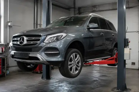 Mercedes-Benz GLE в автосервисе — иллюстрация