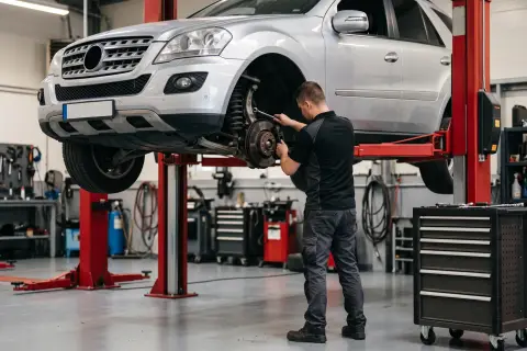 Mercedes-Benz ML в автосервисе — иллюстрация