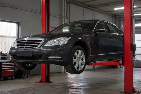 Mercedes-Benz S-Class в автосервисе — иллюстрация