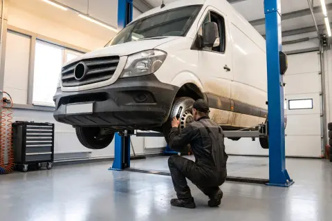 Mercedes-Benz Sprinter в автосервисе — иллюстрация