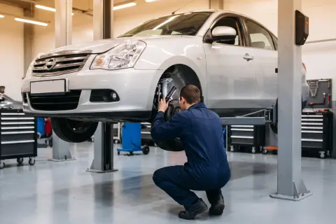 Nissan Almera в автосервисе — иллюстрация