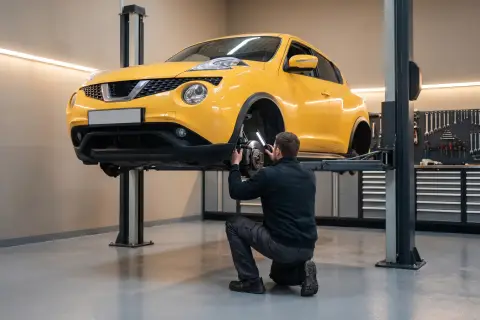 Nissan Juke в автосервисе — иллюстрация