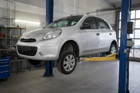 Nissan Micra в автосервисе — иллюстрация