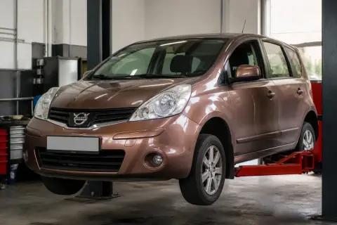Nissan Note в автосервисе — иллюстрация