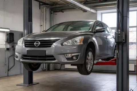 Nissan Teana в автосервисе — иллюстрация
