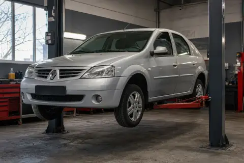 Renault Logan в автосервисе — иллюстрация
