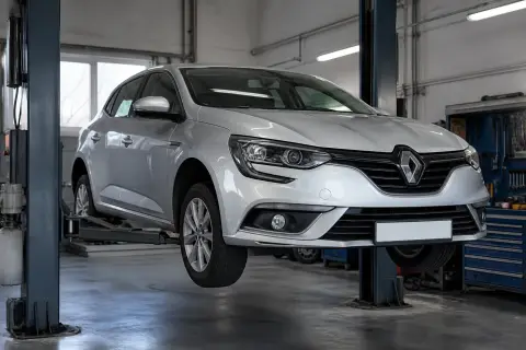 Renault Megane в автосервисе — иллюстрация
