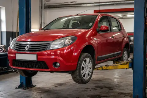 Renault Sandero в автосервисе — иллюстрация