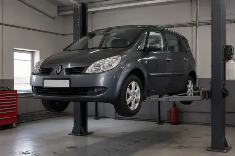 Renault Scenic в автосервисе — иллюстрация