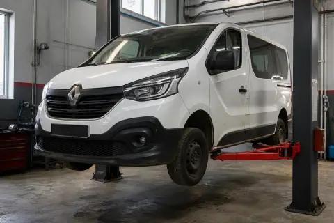 Renault Trafic в автосервисе — иллюстрация