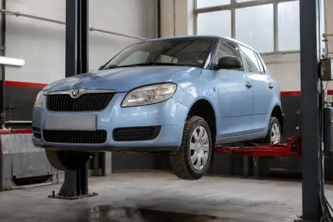 Skoda Fabia в автосервисе — иллюстрация