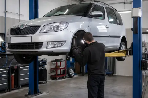 Skoda Roomster в автосервисе — иллюстрация
