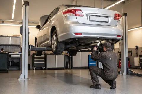 Toyota Avensis в автосервисе — иллюстрация