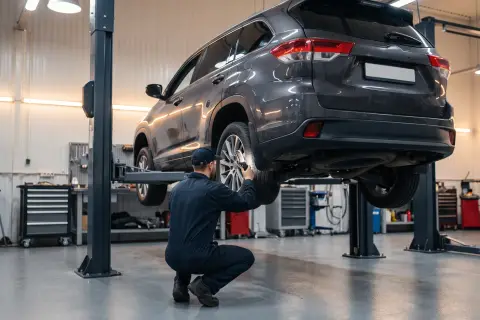 Toyota Highlander в автосервисе — иллюстрация