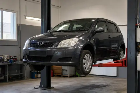 Toyota Ist в автосервисе — иллюстрация