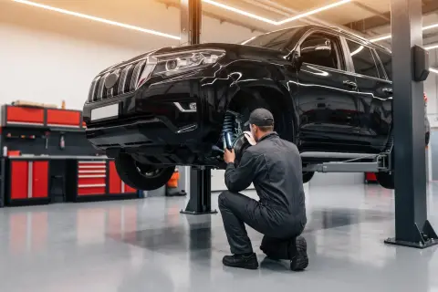 Toyota Land Cruiser Prado в автосервисе — иллюстрация