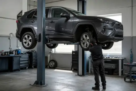 Toyota RAV4 в автосервисе — иллюстрация