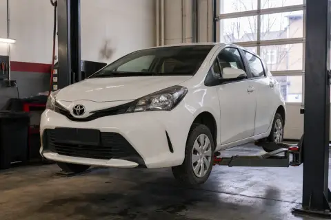 Toyota Yaris в автосервисе — иллюстрация