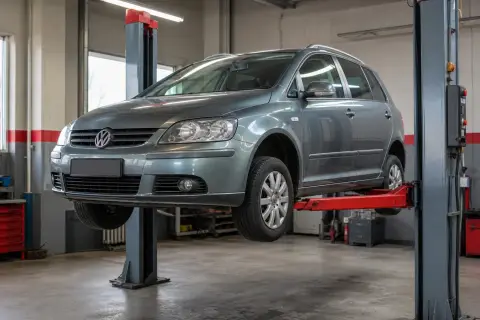 Volkswagen Golf Plus в автосервисе — иллюстрация