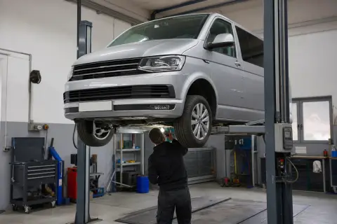 Volkswagen Multivan в автосервисе — иллюстрация