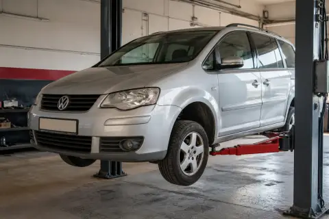 Volkswagen Sharan в автосервисе — иллюстрация